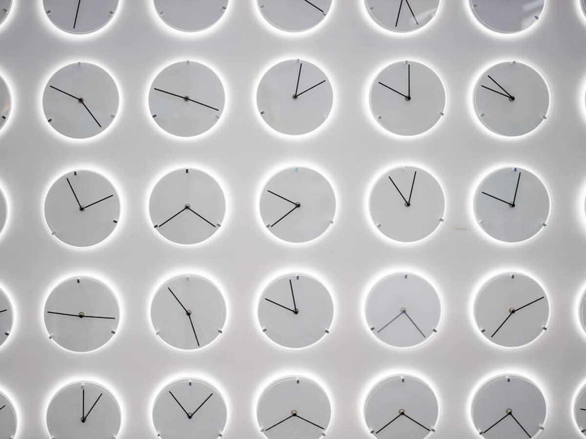 Clocks illustrating night-hour electricity windows for free nights plans in Texas