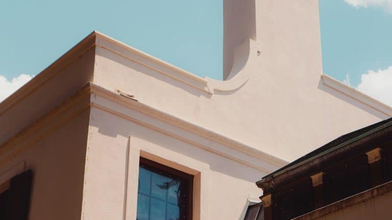 Texas home with rooftop solar panels feeding energy back to the grid