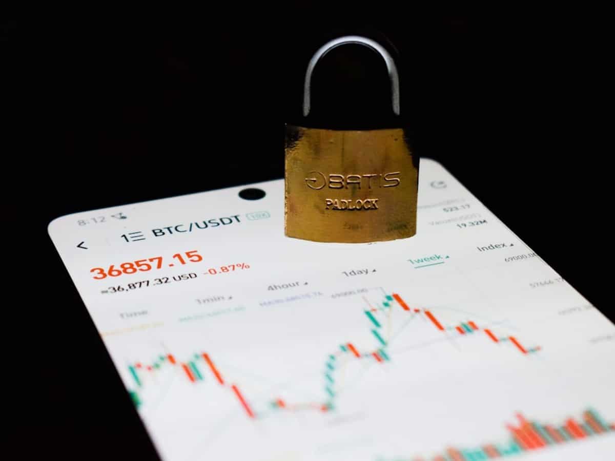 Fixed rate lock icon compared with variable rate line chart concept