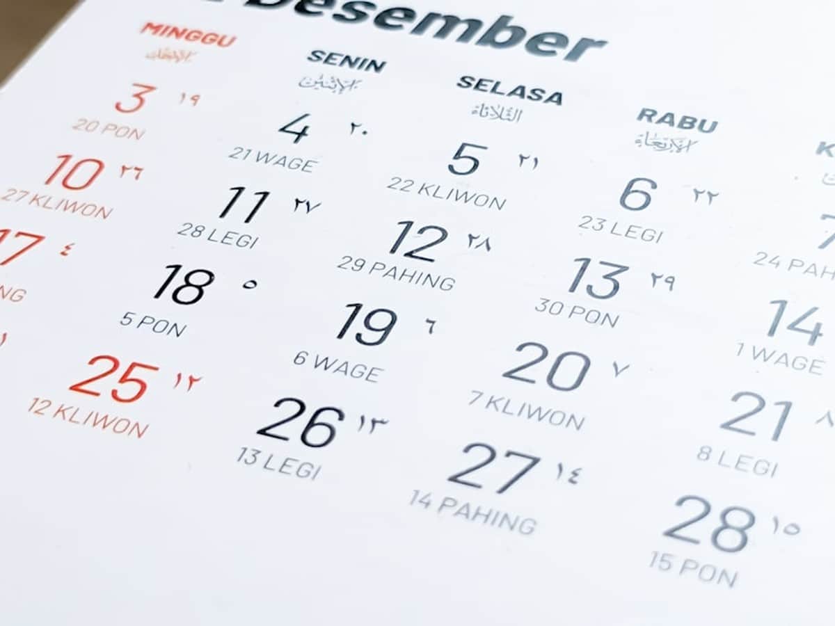 Weekly calendar view for comparing TXU Free Nights and Weekends vs Ambit Free and Clear Nights free hours