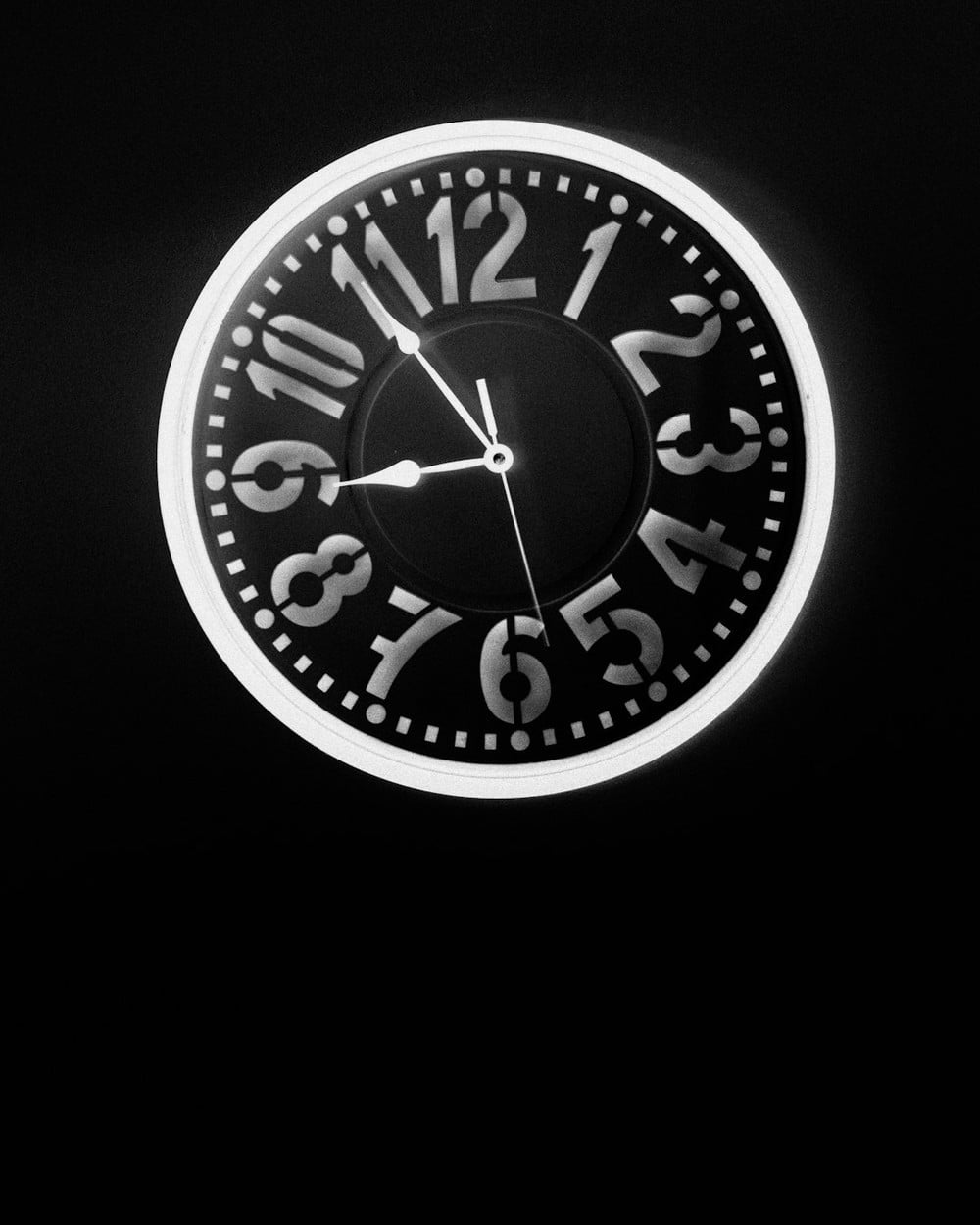 Wall clock representing the 9 p.m. to 9 a.m. free window and the 9 a.m. to 9 p.m. paid window