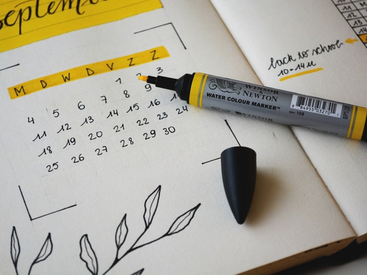 Paper planner and marker on a desk, marking the 30-day notice and 14-day switching window before a Texas electricity contract ends