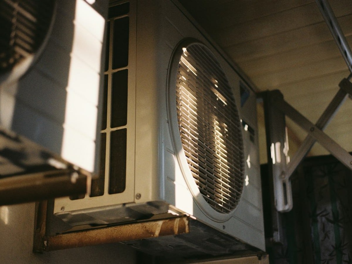 Air conditioning unit running on a sunny afternoon, the daytime load that falls inside the paid window
